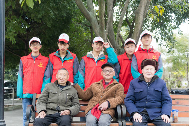 嚴(yán)冬送暖，四川新華電腦學(xué)院敬老院暖冬進(jìn)行時(shí)