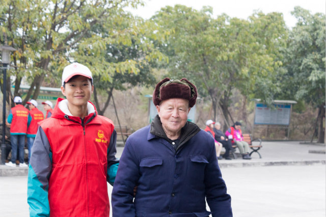 嚴(yán)冬送暖，四川新華電腦學(xué)院敬老院暖冬進(jìn)行時(shí)