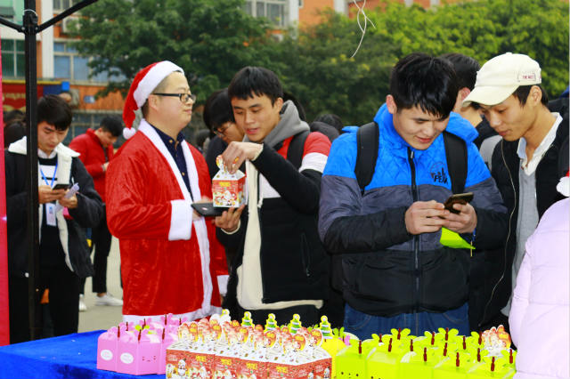 四川新華圣誕狂歡活動(dòng)，600斤蘋(píng)果大派送