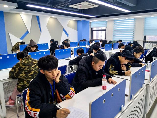 理實結(jié)合，新華學子展現(xiàn)專業(yè)電競風采！