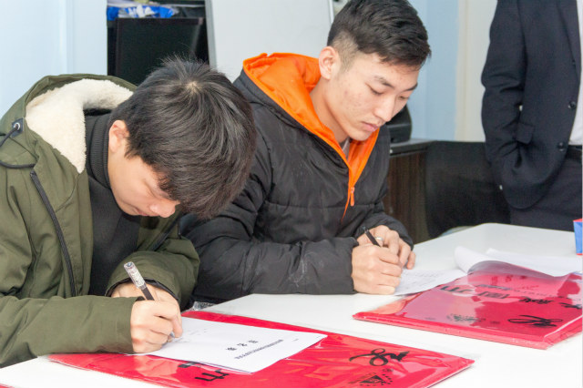 當(dāng)你還在猶豫選擇時(shí)，他們?cè)谛氯A已經(jīng)實(shí)現(xiàn)了逆襲