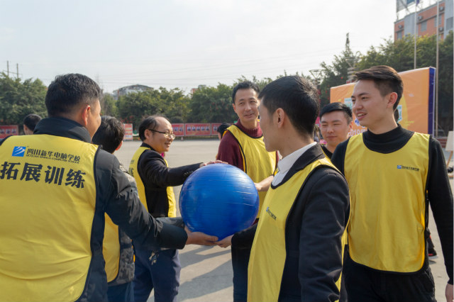 歡天喜地迎新年，四川新華師生歡樂鬧新春