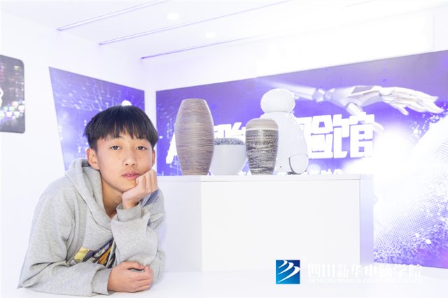 看臉時(shí)代的零零后，如何擺脫枷鎖、負(fù)重前行