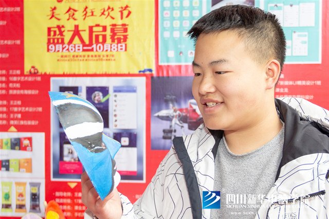 看臉時(shí)代的零零后，如何擺脫枷鎖、負(fù)重前行