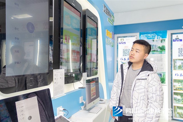 看臉時(shí)代的零零后，如何擺脫枷鎖、負(fù)重前行