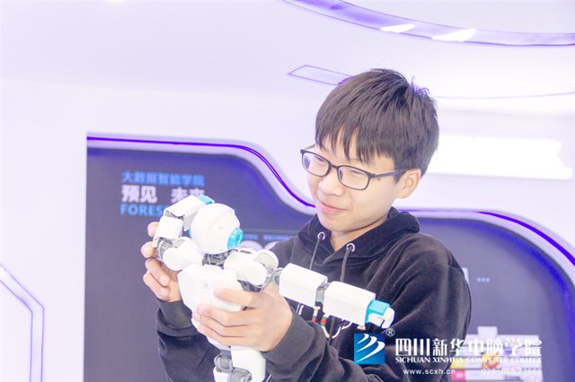 看臉時(shí)代的零零后，如何擺脫枷鎖、負(fù)重前行