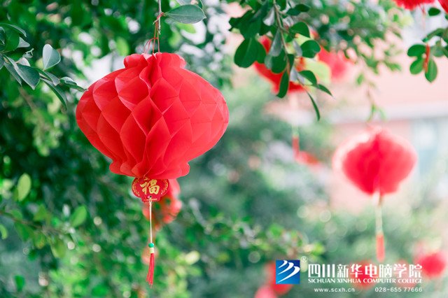 看臉時(shí)代的零零后，如何擺脫枷鎖、負(fù)重前行