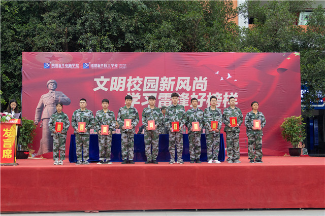 赴一場青春與迷彩的美麗邂逅！四川新華軍訓(xùn)匯演