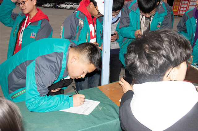 我想高薪就業(yè)，零基礎(chǔ)的初中生現(xiàn)在學(xué)還晚不晚？