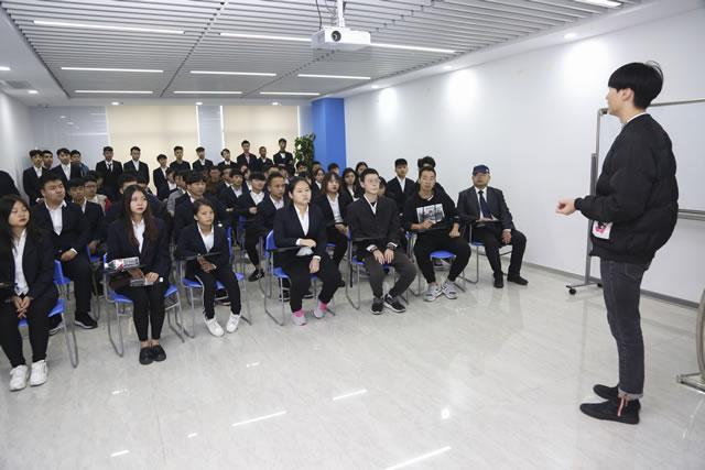 產(chǎn)教融合·創(chuàng)智共贏：入學(xué)即就業(yè)