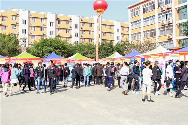 直擊雙選會(huì)現(xiàn)場：新華學(xué)子厚積薄發(fā)，滿意就業(yè)