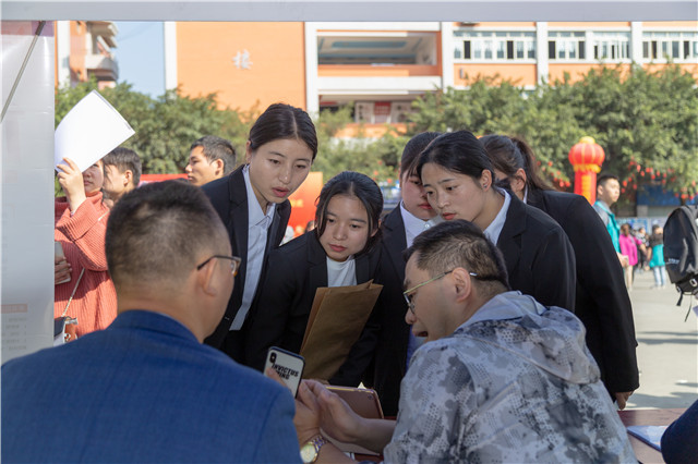 直擊雙選會(huì)現(xiàn)場：新華學(xué)子厚積薄發(fā)，滿意就業(yè)