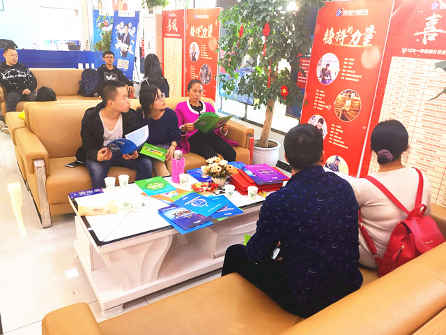 春風十里，不如踏青來新華報名的你！