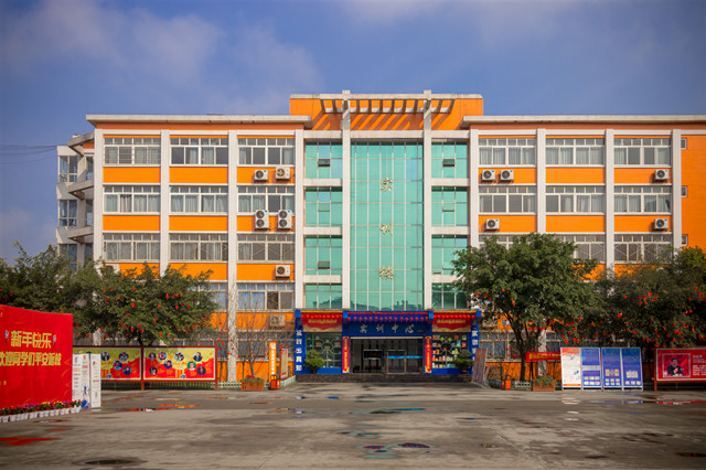 春風十里，不如踏青來新華報名的你！