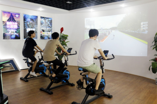 百家媒體進校園，新華“黑科技”開放周嗨翻天！