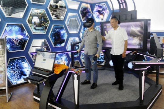 百家媒體進校園，新華“黑科技”開放周嗨翻天！