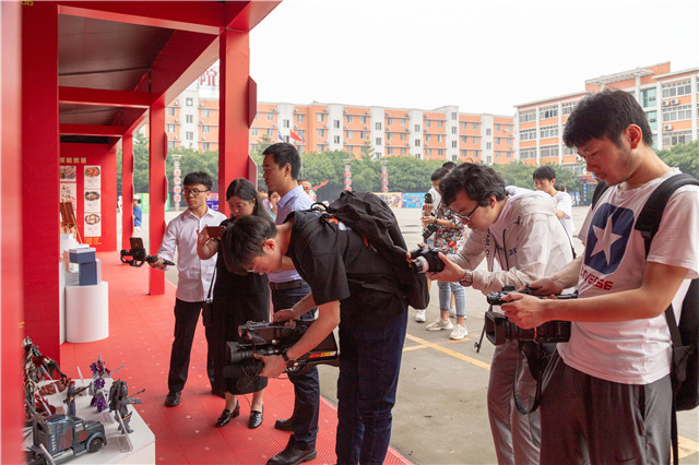 “匠心實(shí)力·質(zhì)敬品牌”百家媒體新華行帶你看點(diǎn)不一樣的！