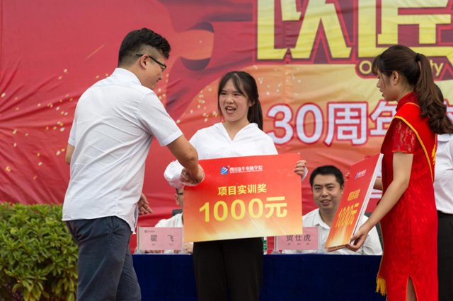 【媒體關(guān)注】為什么學(xué)互聯(lián)網(wǎng)新技術(shù)，要來新華？