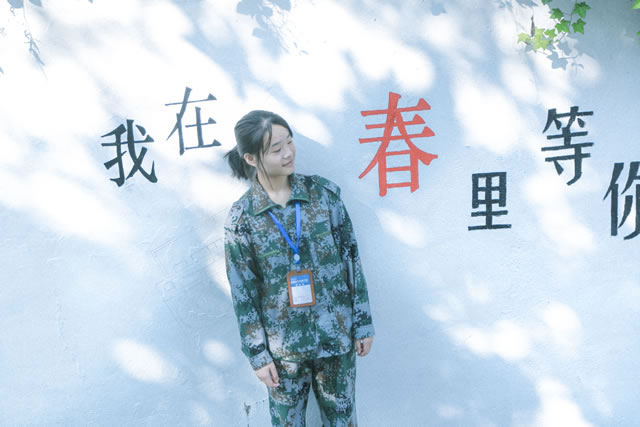 【讓蝴蝶飛過滄?！坑鲆娦氯A，遇見十里桃花