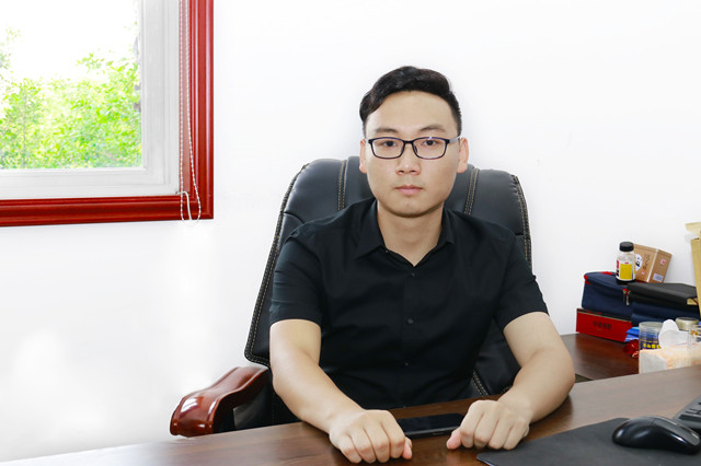 畢業(yè)五年身家千萬，難忘母校情誼 