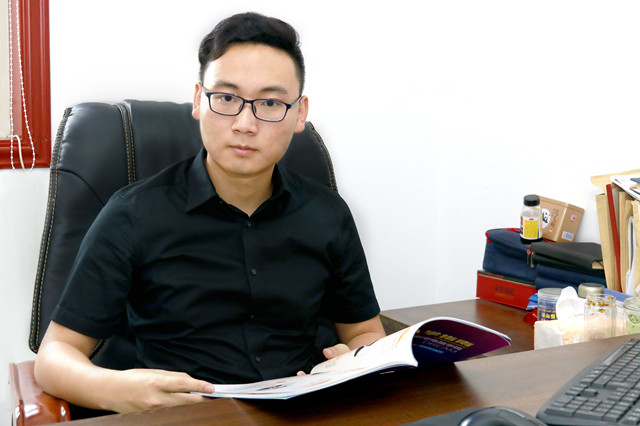 畢業(yè)五年身家千萬，難忘母校情誼 