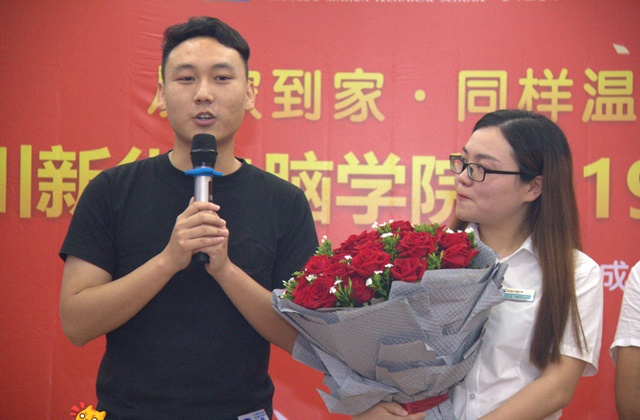 畢業(yè)五年身家千萬，難忘母校情誼 