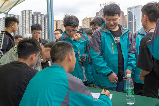 職業(yè)教育大有可為，新華如何讓學(xué)子畢業(yè)即畢業(yè)！