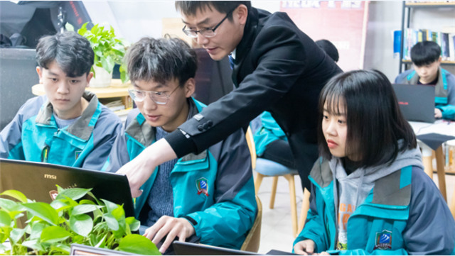 【媒體關(guān)注】新華學(xué)子帶薪實(shí)訓(xùn)，邊拿薪水邊學(xué)習(xí)