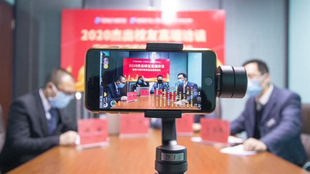 榮譽校友牽手母校，助力更多學子圓夢新華