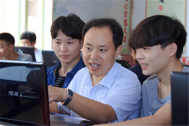 【優(yōu)秀教師專訪】做學(xué)生成長成才的引路人