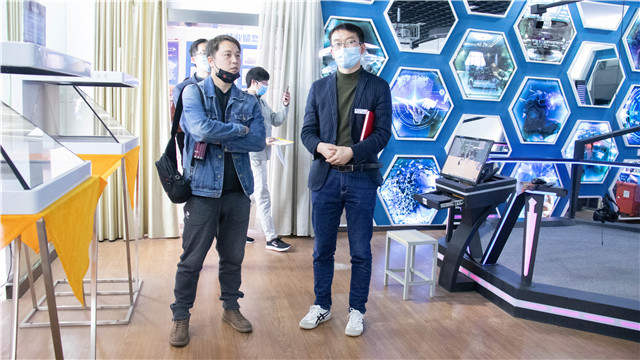 就業(yè)季，多家企業(yè)走進新華搶訂人才