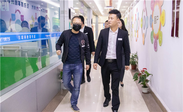 就業(yè)季，多家企業(yè)走進新華搶訂人才