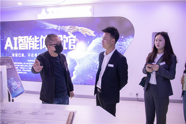 就業(yè)季，多家企業(yè)走進新華搶訂人才