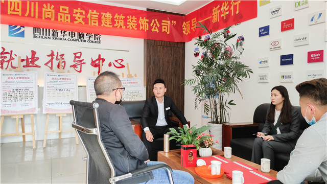 就業(yè)季，多家企業(yè)走進新華搶訂人才