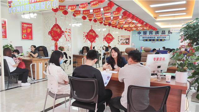 5?1嗨學(xué)季｜四川新華五一試學(xué)體驗(yàn)營火爆開營！