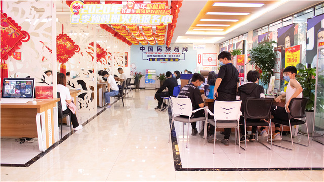 5?1嗨學(xué)季｜四川新華五一試學(xué)體驗(yàn)營火爆開營！