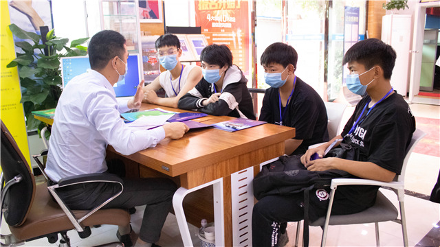 5?1嗨學(xué)季｜四川新華五一試學(xué)體驗(yàn)營火爆開營！