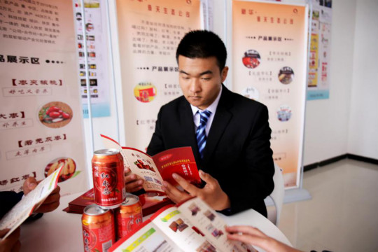 燃爆！麗江石榴哥現(xiàn)場(chǎng)連麥新華電商專業(yè)學(xué)子