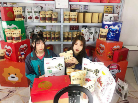 燃爆！麗江石榴哥現(xiàn)場(chǎng)連麥新華電商專業(yè)學(xué)子