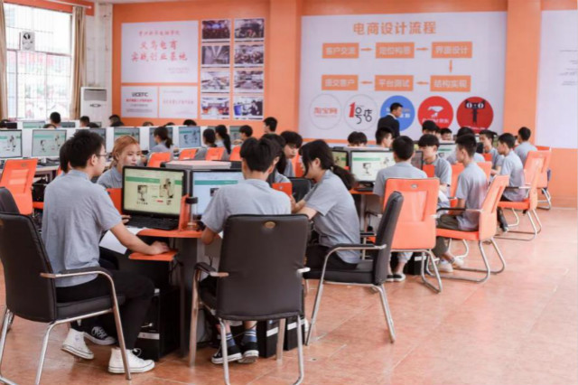 抖音達(dá)人連麥央視聚焦新華學(xué)子，看好電商行業(yè)