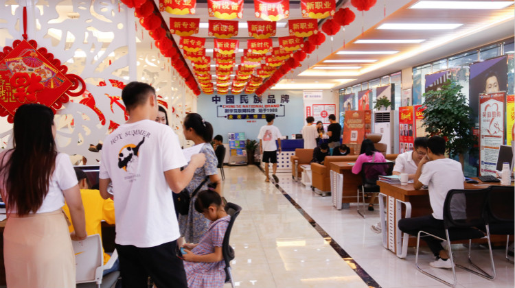 好學(xué)校成就好未來(lái)，四川新華火熱招生中……