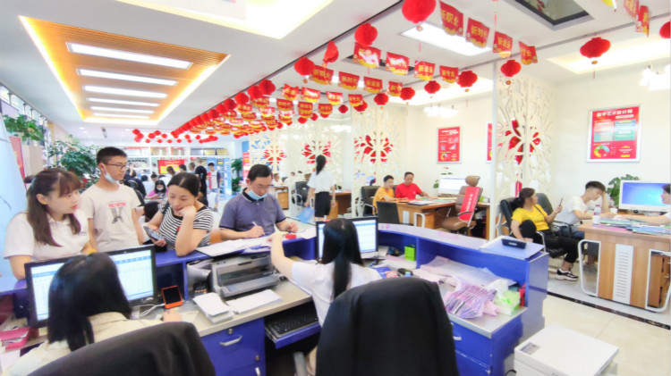 好學(xué)校成就好未來(lái)，四川新華火熱招生中……