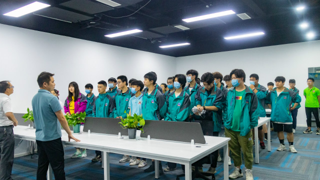 就業(yè)如此困難，他們?yōu)槭裁床粨?dān)心？