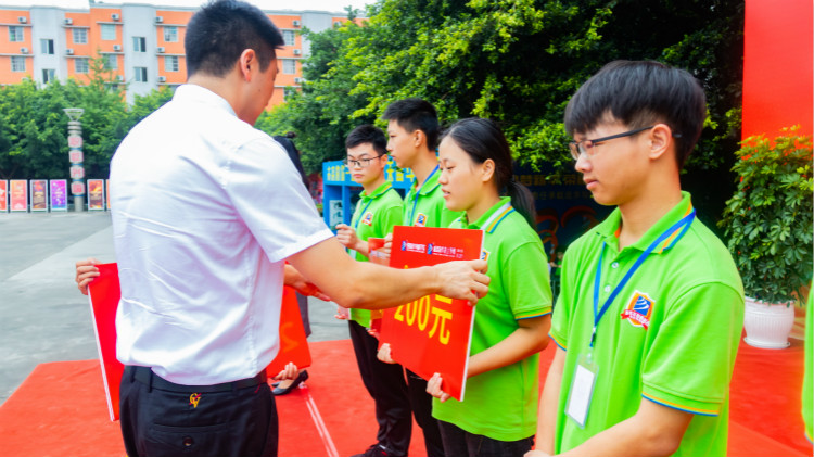 2020“紅色青春·魅力校園”四川新華勵志獎學(xué)金頒獎典禮盛大舉行！