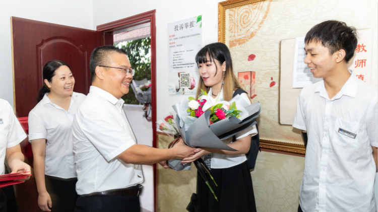 教師節(jié)校領(lǐng)導(dǎo)慰問(wèn)各部門老師