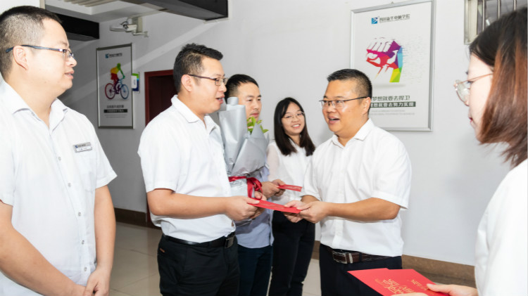 教師節(jié)校領(lǐng)導(dǎo)慰問(wèn)各部門老師