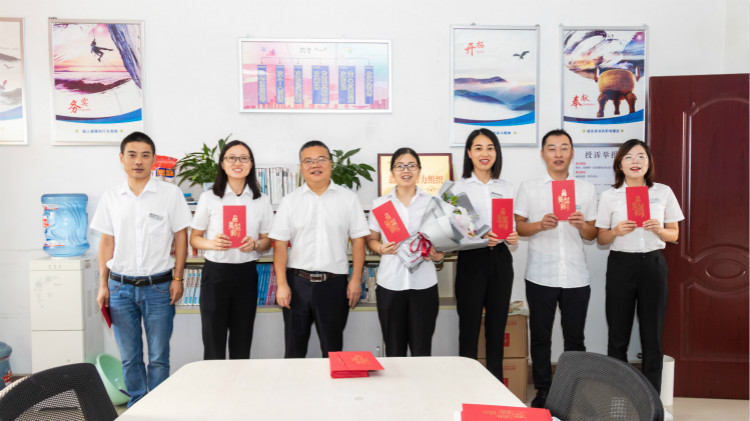 教師節(jié)校領(lǐng)導(dǎo)慰問(wèn)各部門老師