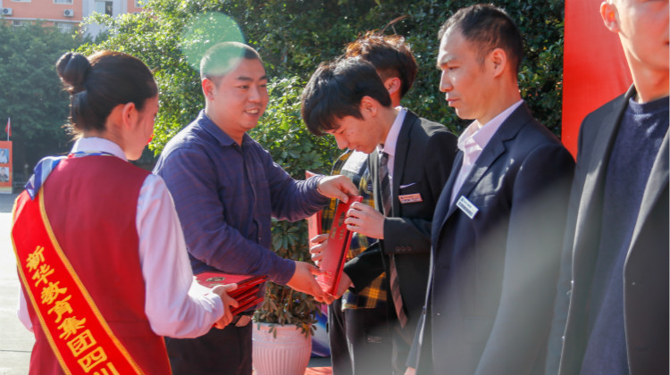 社團(tuán)百花爭(zhēng)艷 在新華“百團(tuán)大戰(zhàn)”中走過的青春