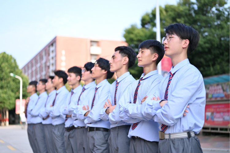 來新華學好互聯(lián)網(wǎng)技術(shù)，才能登的更高，走的更遠