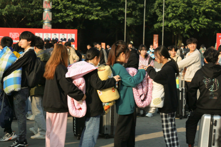 新華定向班學(xué)生赴京東實(shí)習(xí)：實(shí)地體驗(yàn)電商魅力